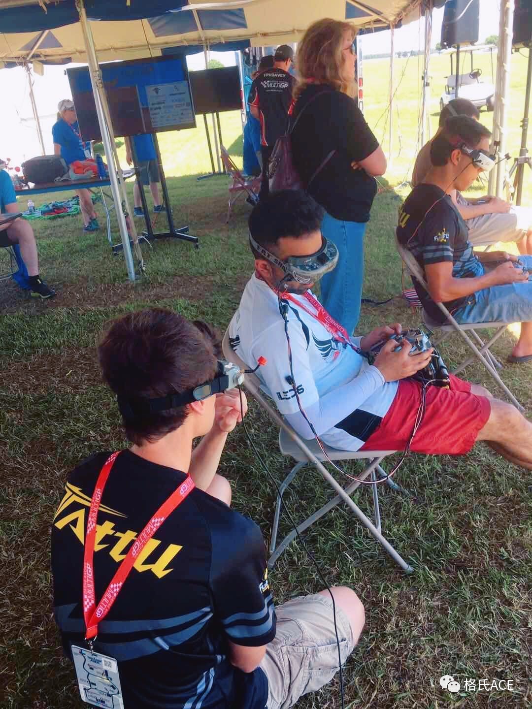 比賽中的無人機(jī)選手 比賽中的無人機(jī)選手