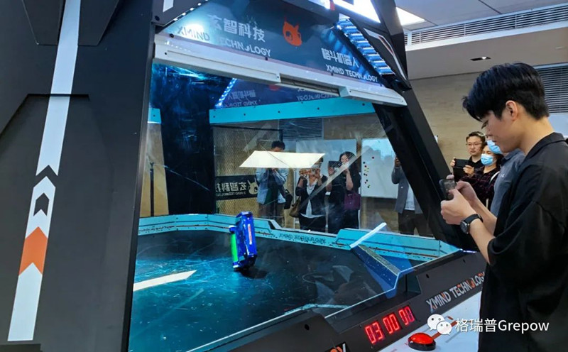 玄智科技同事在新辦公場所，展示了輕量級格斗機(jī)器人表演