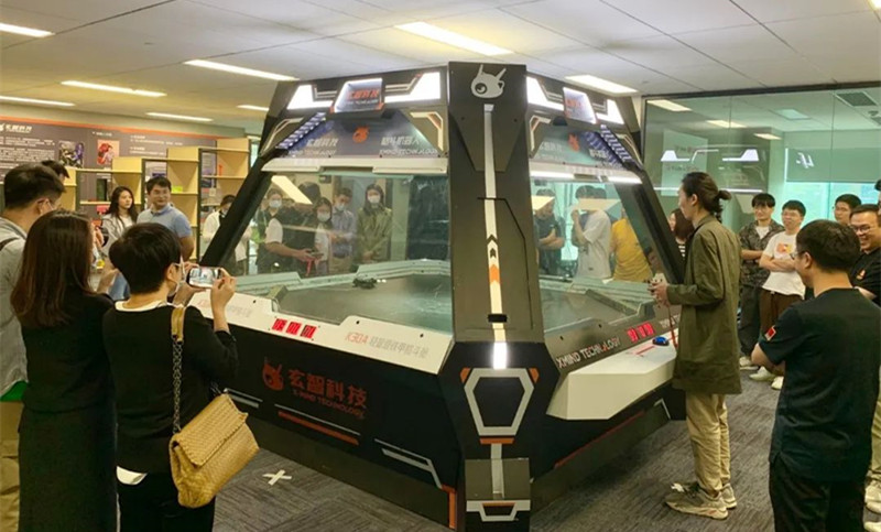 玄智科技同事在新辦公場所，展示了輕量級格斗機(jī)器人表演