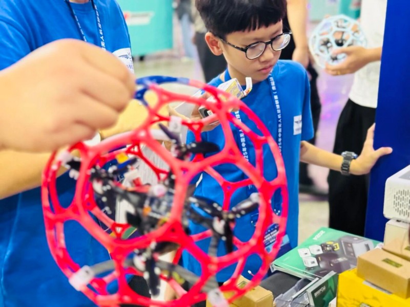 中國無人機足球聯(lián)賽貴陽精彩瞬間 中國無人機足球聯(lián)賽貴陽精彩瞬間